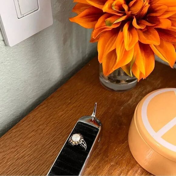 EUC Silver, Gold and Pearl Size 7 Flower Ring - Picture 2 of 6